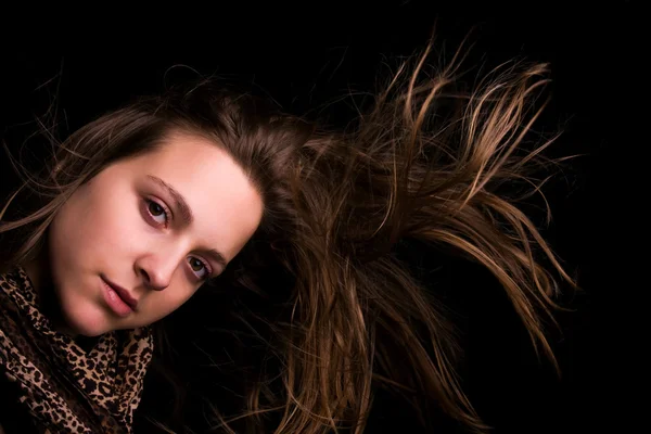 Foto von jungen schönen Frau mit herrlichen Haaren — Stockfoto