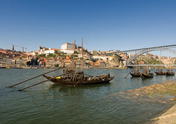 Barcos tradicionales en el río Duero en Oporto, Portugal — Foto de Stock