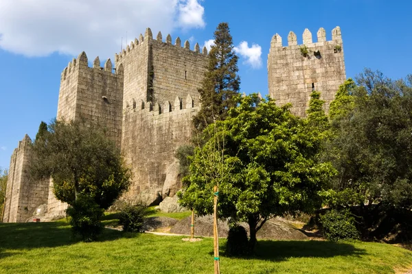 Guimaraes zámek a přilehlý park, na severu Portugalska — Stock fotografie