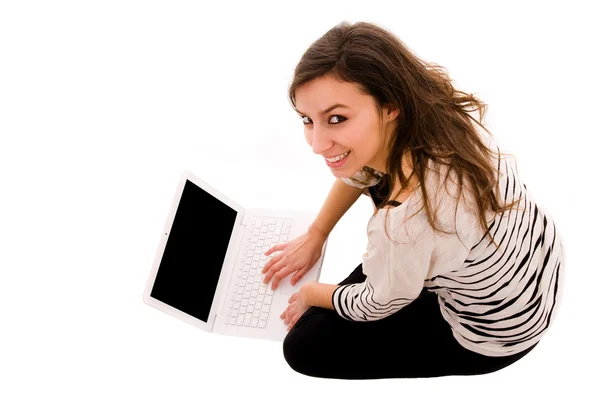 Ganska ung flicka poäng framgång med en dator — Stockfoto