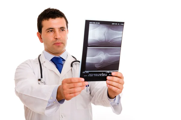 Junge Ärztin schaut auf ein Röntgenbild — Stockfoto