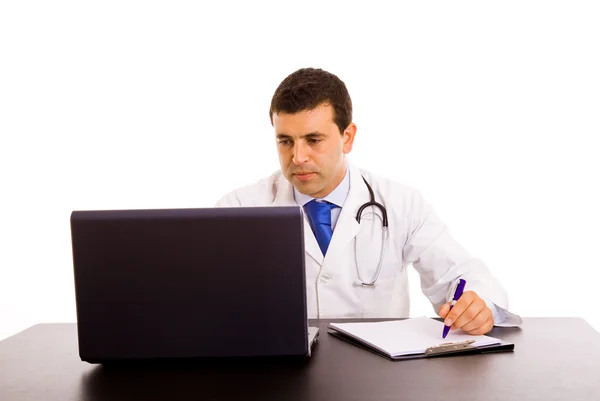 Mladý lékař pracující na laptop — Stock fotografie