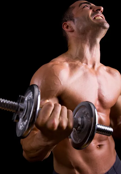 Potente musculoso hombre levantando pesas — Foto de Stock