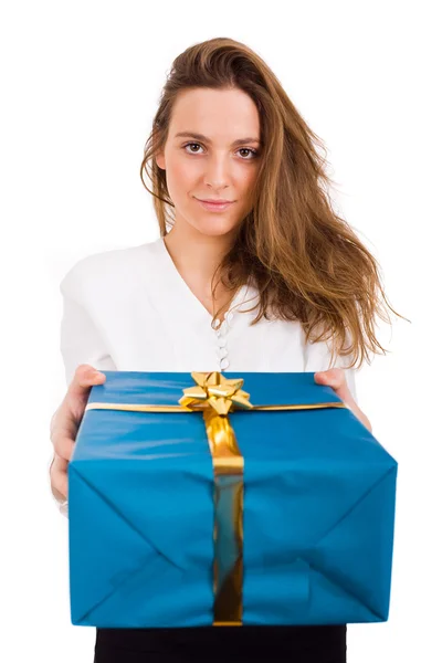 Flicka leenden och ge en gåva — Stockfoto