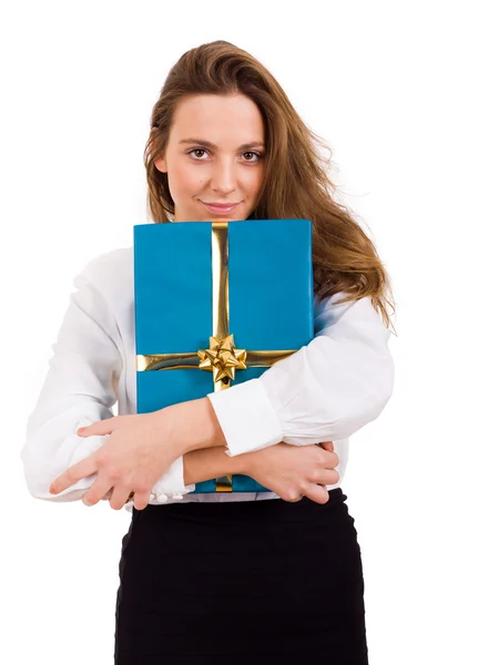 Kız gülümsüyor ve hediye holding — Stok fotoğraf
