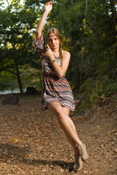 Chica balanceándose en un columpio — Foto de Stock