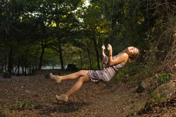 Meisje swingen op een schommel — Stockfoto