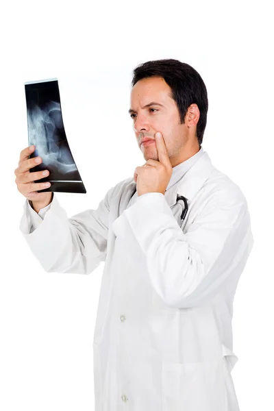 Mladý lékař zkoumá rentgen — Stock fotografie
