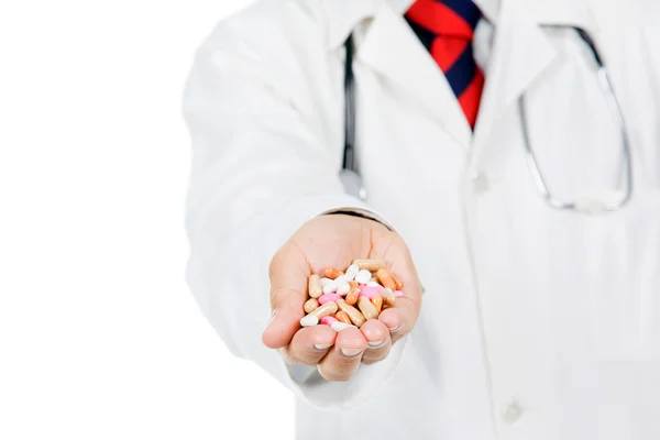 Médico mostrando pílulas — Fotografia de Stock