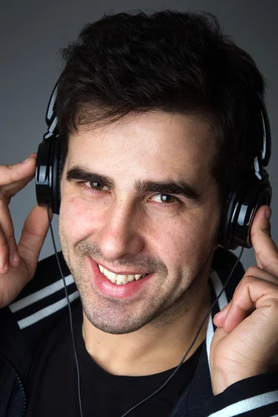 Człowiek słuchanie muzyki w sluchawkach — Zdjęcie stockowe
