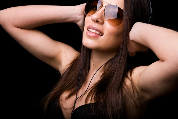 Portret van gelukkig meisje een muziek luisteren — Stockfoto