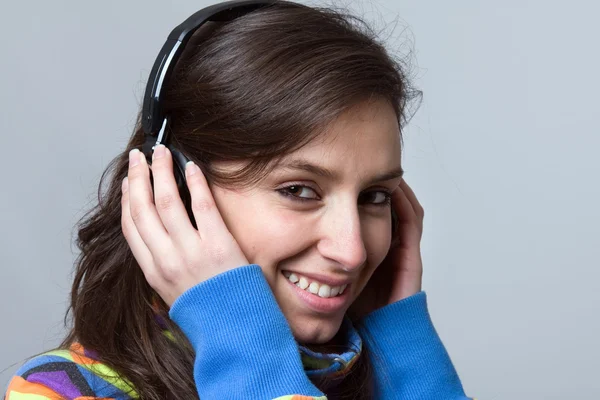Mladá žena poslouchat hudbu se sluchátky — Stock fotografie