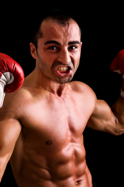 年轻拳击手战斗机在黑色的背景 — 图库照片