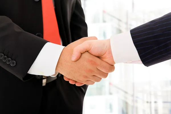 Business handslag på kontoret — Stockfoto