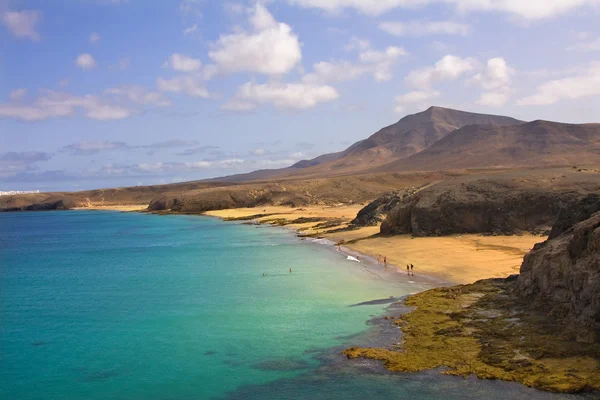 Bela praia e mar na ilha de Lanzarote, Espanha — Fotografia de Stock