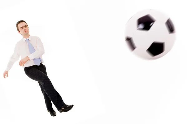 Empresário jogando com uma bola de futebol — Fotografia de Stock