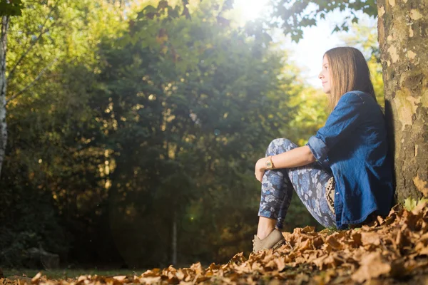 Schöne junge Frau — Stockfoto