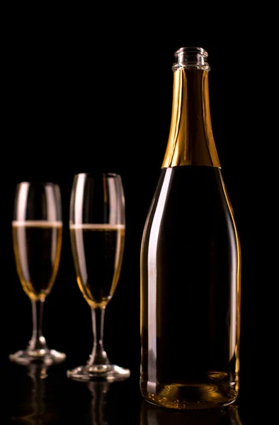 Sklenice na šampaňské a láhev — Stock fotografie