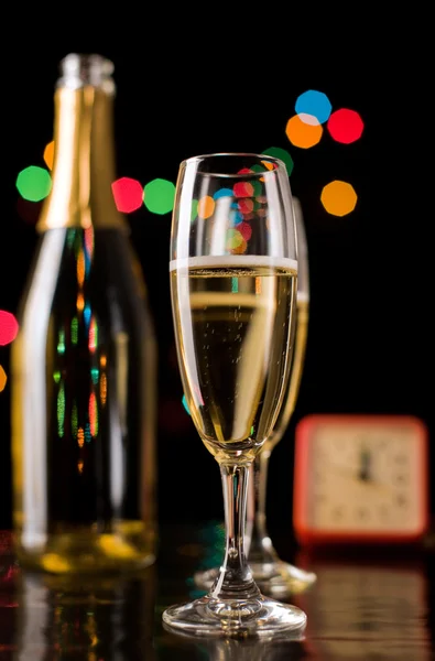 Copos de champanhe e garrafa — Fotografia de Stock