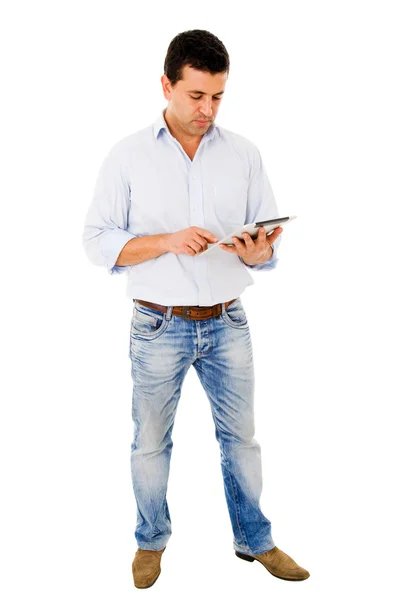 Молодой человек с помощью планшетного компьютера — стоковое фото