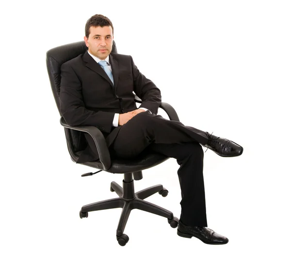オフィスの椅子に座っている青年実業家 — ストック写真