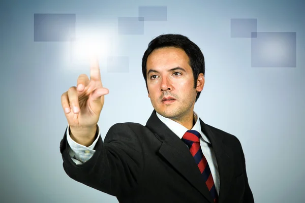 Obchodní muž po stisknutí tlačítka touchscreen. — Stock fotografie