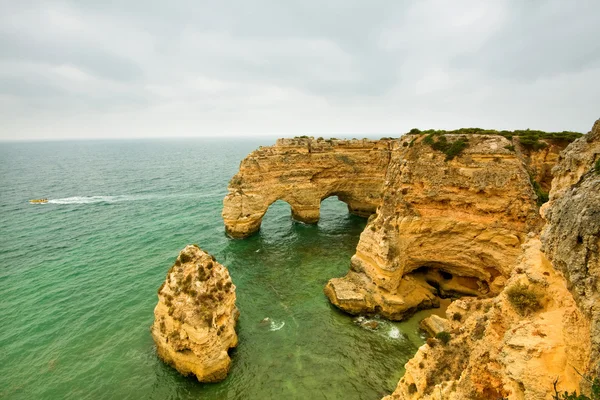 Falésias na praia da Marinha no Algarve — Fotografia de Stock