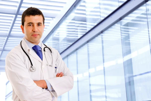 Mužské doktor v moderní nemocnici — Stock fotografie