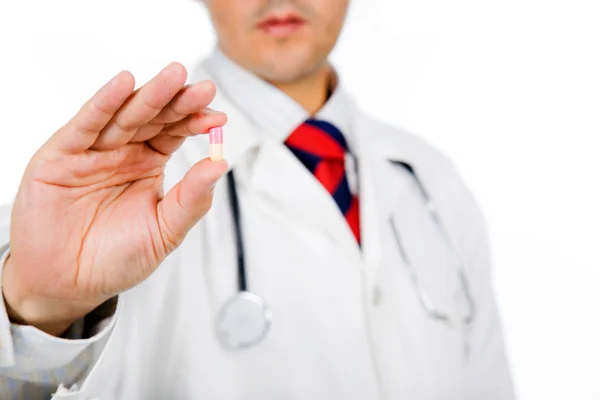 Αρσενικό γιατρός κρατώντας ένα χάπι — Φωτογραφία Αρχείου