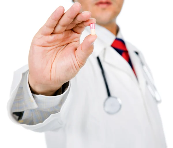 Чоловік лікар тримає таблетку — стокове фото