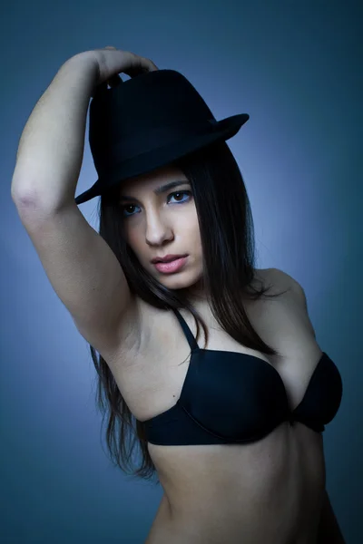 टोपी के साथ परिधान में सेक्सी महिला — स्टॉक फ़ोटो, इमेज
