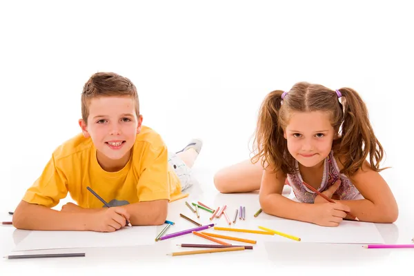 Renkli boya kalemi ve gülümseme ile iki çocuk çekmek — Stok fotoğraf