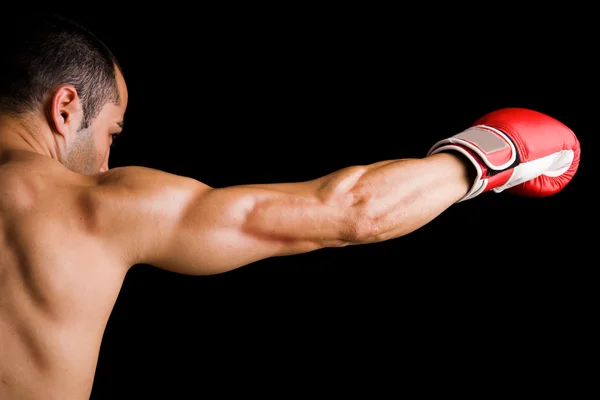 Jonge bokser vechter op zwarte achtergrond — Stockfoto