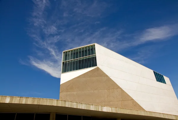 Porto - 18 augustus: House of Music is het eerste gebouw in Portu — Stockfoto