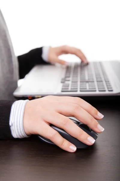 Mano femenina en el ratón mientras se trabaja en el ordenador portátil — Foto de Stock