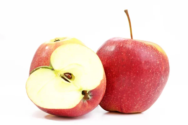 Äpplen isolerade på en vit bakgrund. — Stockfoto