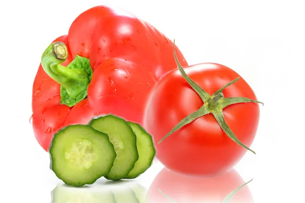 Légumes frais. Tomate, poivre et concombre isolés sur fond blanc . — Photo