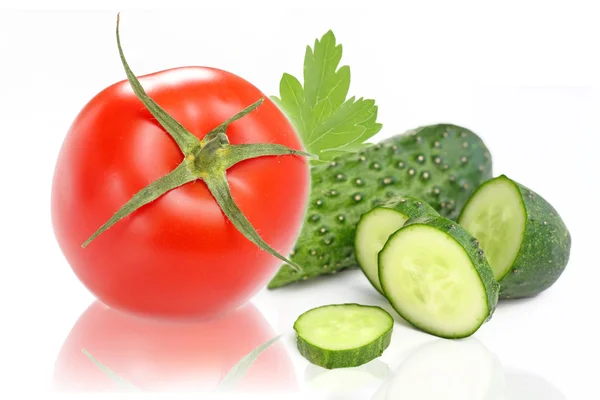 Frisches Gemüse. Tomate und Gurke isoliert auf weißem Hintergrund. — Stockfoto