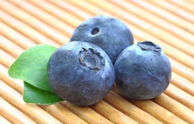 Bilberry. yaban mersini ahşap bir yastık.