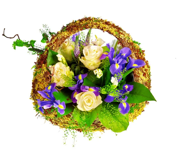 Korg av rosor, iris nederländska xiphium och veronica — Stockfoto