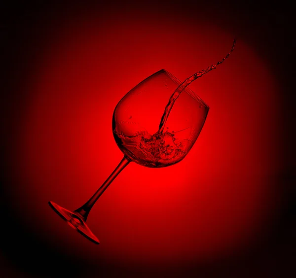 Rotwein wird ins Glas gegossen — Stockfoto