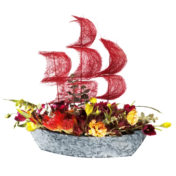 Dekorasyon çiçekler koyu kırmızı yelken ile gemi — Stok fotoğraf