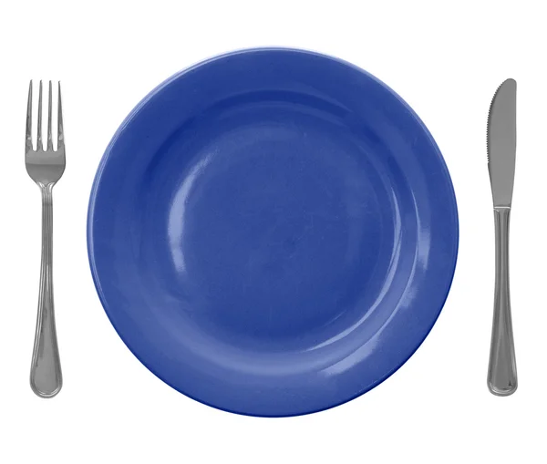 Синяя пустая тарелка с вилкой и ножом — стоковое фото