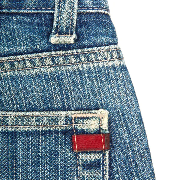 Джинсы в синих джинсах с красной этикеткой — стоковое фото