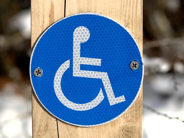 Un panneau de stationnement pour handicapés — Photo