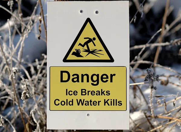 Señal de advertencia para hielo fino — Foto de Stock