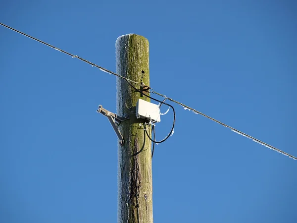 Un poteau télégraphique contre le ciel bleu — Photo