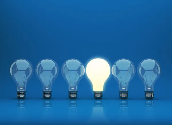 Ряд лампочки 3D на синем фоне. Концепция инноваций . — стоковое фото