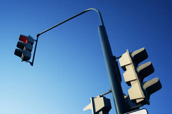 Ampul arka plan koyu mavi gökyüzü. bir trafik ışığı — Stok fotoğraf