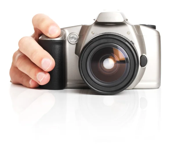 Mão segure câmera fotográfica. isolado em fundo branco — Fotografia de Stock